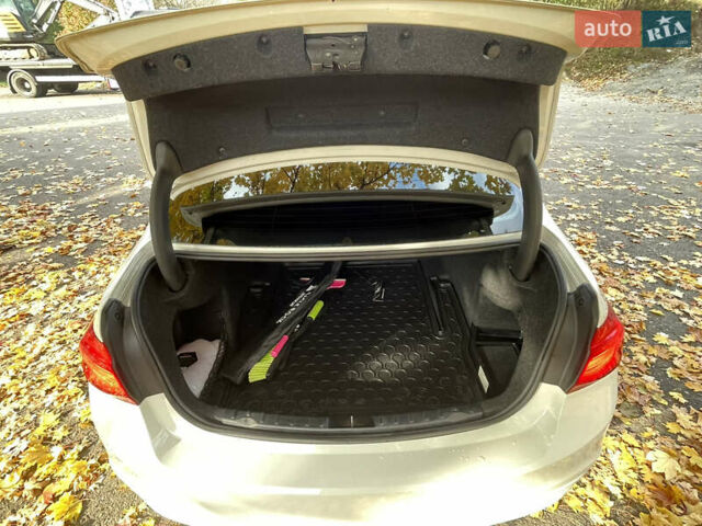 Белый БМВ 3 Серия, объемом двигателя 2 л и пробегом 97 тыс. км за 15500 $, фото 10 на Automoto.ua