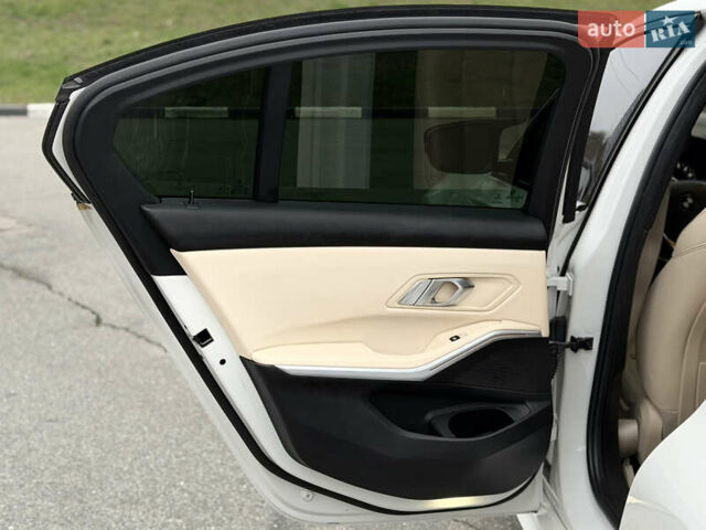 Білий БМВ 3 Серія, об'ємом двигуна 2 л та пробігом 64 тис. км за 25900 $, фото 19 на Automoto.ua