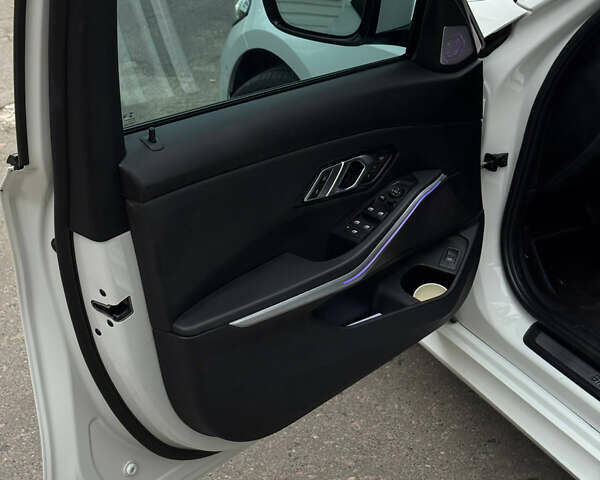 Білий БМВ 3 Серія, об'ємом двигуна 2 л та пробігом 99 тис. км за 30000 $, фото 17 на Automoto.ua