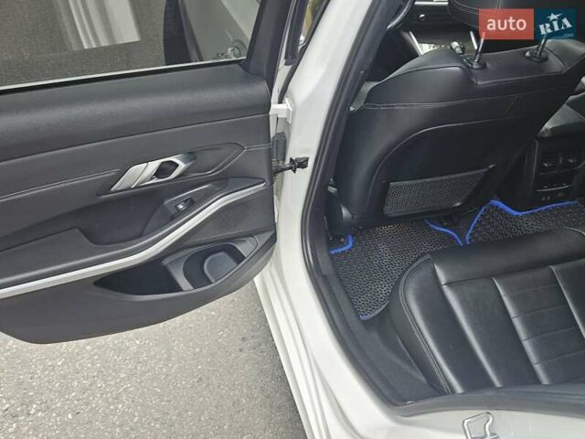 БМВ 3 Серия 2019 в Киеве на Automoto.ua Белый БМВ 3 Серия, объемом двигателя 2 л и пробегом 132 тыс. км за 25950 $, фото 23 на Automoto.ua