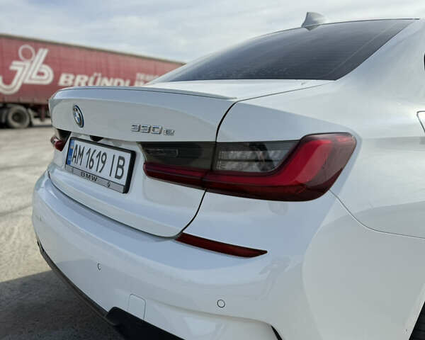 Белый БМВ 3 Серия, объемом двигателя 2 л и пробегом 114 тыс. км за 38000 $, фото 5 на Automoto.ua