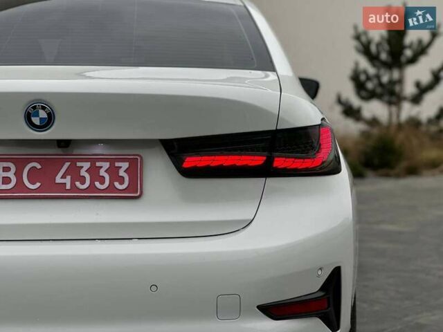 Белый БМВ 3 Серия, объемом двигателя 2 л и пробегом 177 тыс. км за 32400 $, фото 5 на Automoto.ua