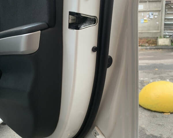 Белый БМВ 3 Серия, объемом двигателя 2 л и пробегом 370 тыс. км за 7000 $, фото 24 на Automoto.ua