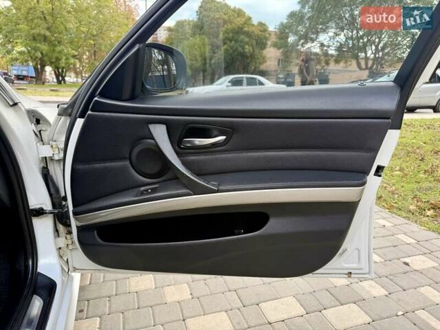 Білий БМВ 3 Серія, об'ємом двигуна 2 л та пробігом 340 тис. км за 8400 $, фото 49 на Automoto.ua