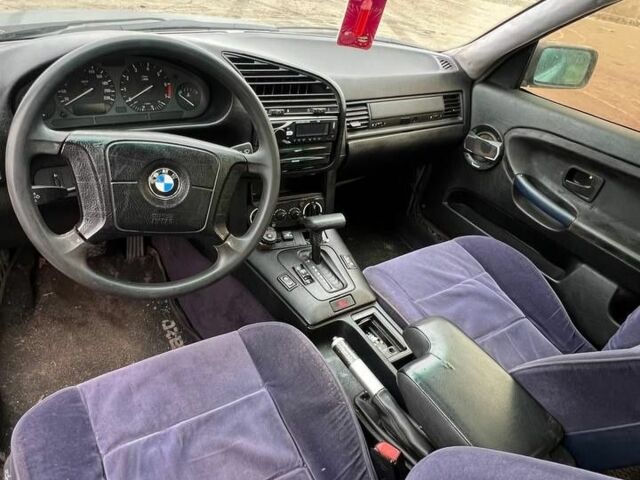 Черный БМВ 3 Серия, объемом двигателя 1 л и пробегом 300 тыс. км за 1630 $, фото 6 на Automoto.ua