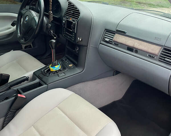 Черный БМВ 3 Серия, объемом двигателя 2.5 л и пробегом 360 тыс. км за 5300 $, фото 5 на Automoto.ua