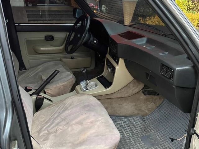 Черный БМВ 3 Серия, объемом двигателя 2 л и пробегом 240 тыс. км за 1400 $, фото 9 на Automoto.ua