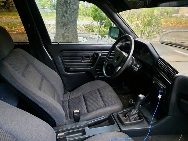 Чорний БМВ 3 Серія, об'ємом двигуна 1.8 л та пробігом 286 тис. км за 951 $, фото 5 на Automoto.ua