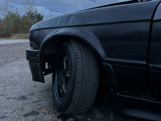 Черный БМВ 3 Серия, объемом двигателя 1.6 л и пробегом 300 тыс. км за 1500 $, фото 5 на Automoto.ua