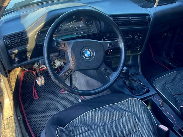 Черный БМВ 3 Серия, объемом двигателя 1.8 л и пробегом 350 тыс. км за 2200 $, фото 6 на Automoto.ua