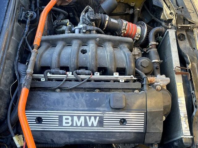 Черный БМВ 3 Серия, объемом двигателя 1.8 л и пробегом 350 тыс. км за 2200 $, фото 7 на Automoto.ua