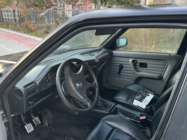 Черный БМВ 3 Серия, объемом двигателя 1.6 л и пробегом 300 тыс. км за 1300 $, фото 4 на Automoto.ua