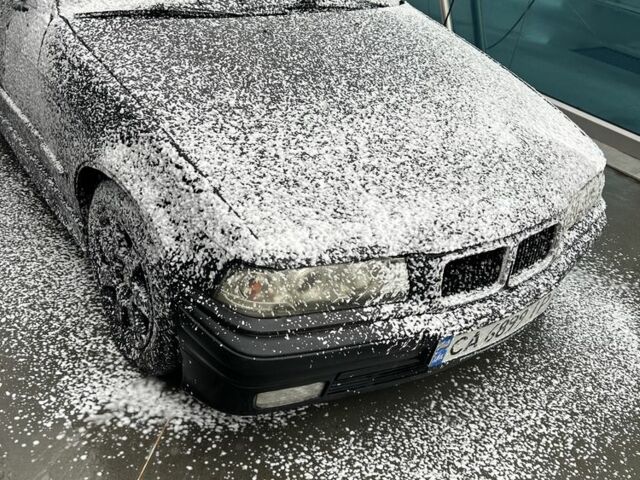 Чорний БМВ 3 Серія, об'ємом двигуна 1.6 л та пробігом 256 тис. км за 2350 $, фото 8 на Automoto.ua