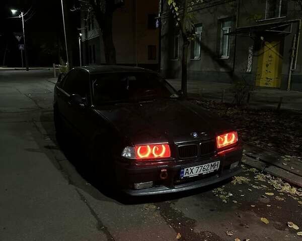 Черный БМВ 3 Серия, объемом двигателя 1.8 л и пробегом 300 тыс. км за 4000 $, фото 1 на Automoto.ua