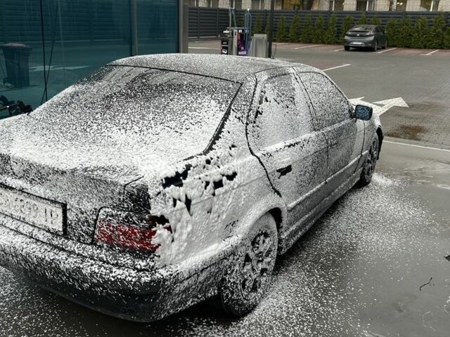 Чорний БМВ 3 Серія, об'ємом двигуна 1.6 л та пробігом 256 тис. км за 2350 $, фото 7 на Automoto.ua