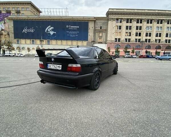 Черный БМВ 3 Серия, объемом двигателя 1.8 л и пробегом 300 тыс. км за 4000 $, фото 5 на Automoto.ua