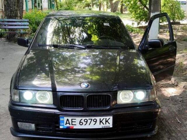 Черный БМВ 3 Серия, объемом двигателя 1.8 л и пробегом 416 тыс. км за 3300 $, фото 4 на Automoto.ua