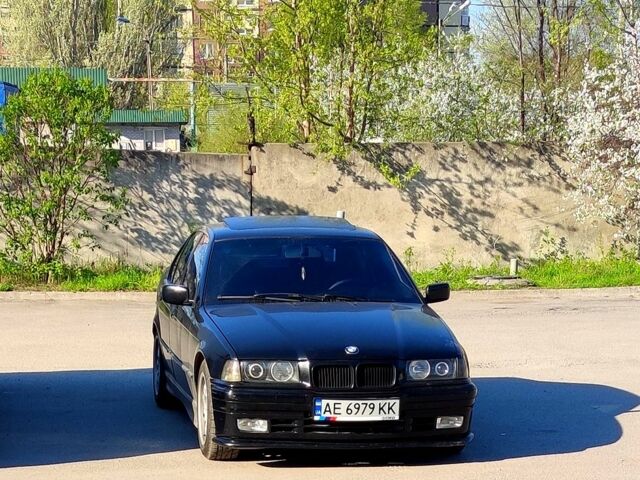 Черный БМВ 3 Серия, объемом двигателя 1.8 л и пробегом 416 тыс. км за 3300 $, фото 11 на Automoto.ua