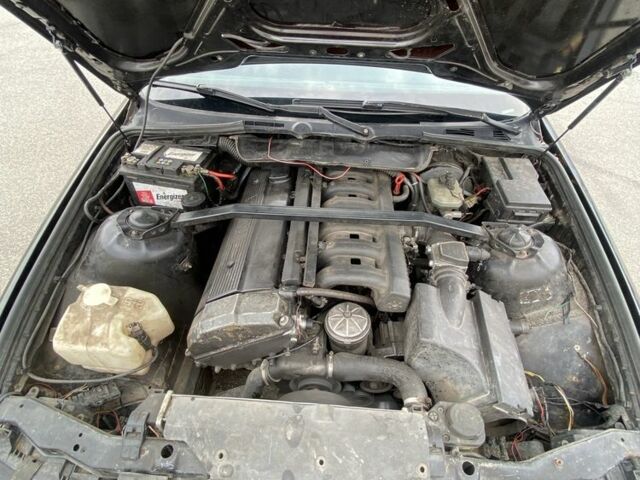 Черный БМВ 3 Серия, объемом двигателя 1.8 л и пробегом 300 тыс. км за 4000 $, фото 12 на Automoto.ua