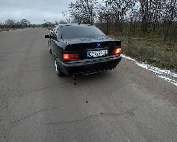 Черный БМВ 3 Серия, объемом двигателя 1.8 л и пробегом 350 тыс. км за 3500 $, фото 5 на Automoto.ua