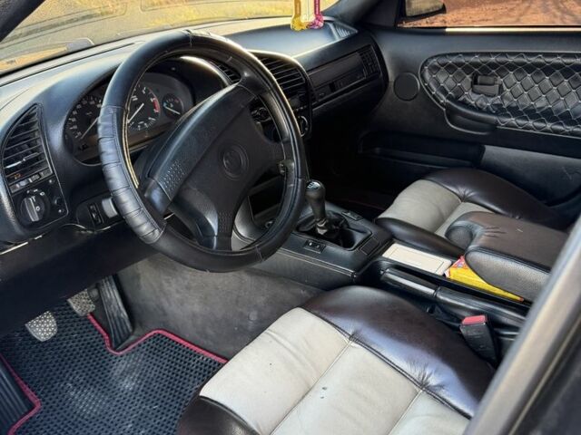 Черный БМВ 3 Серия, объемом двигателя 1.8 л и пробегом 368 тыс. км за 2550 $, фото 11 на Automoto.ua