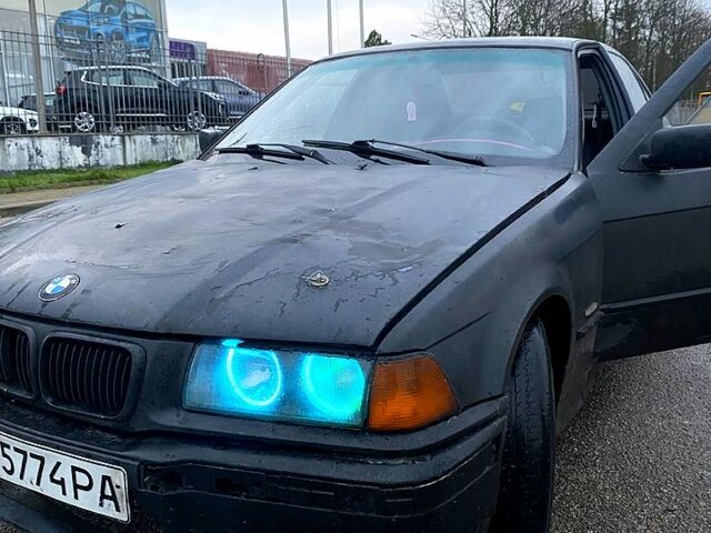 Черный БМВ 3 Серия, объемом двигателя 1.6 л и пробегом 400 тыс. км за 2100 $, фото 10 на Automoto.ua
