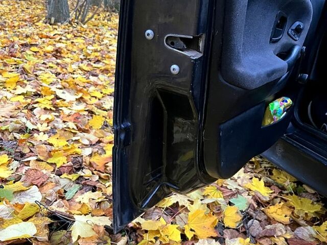 Черный БМВ 3 Серия, объемом двигателя 1.8 л и пробегом 240 тыс. км за 2300 $, фото 10 на Automoto.ua