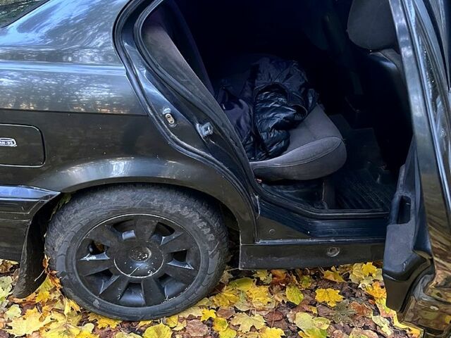 Черный БМВ 3 Серия, объемом двигателя 1.8 л и пробегом 240 тыс. км за 2300 $, фото 4 на Automoto.ua