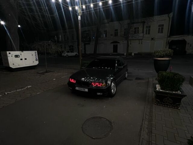 Черный БМВ 3 Серия, объемом двигателя 2 л и пробегом 250 тыс. км за 3500 $, фото 4 на Automoto.ua