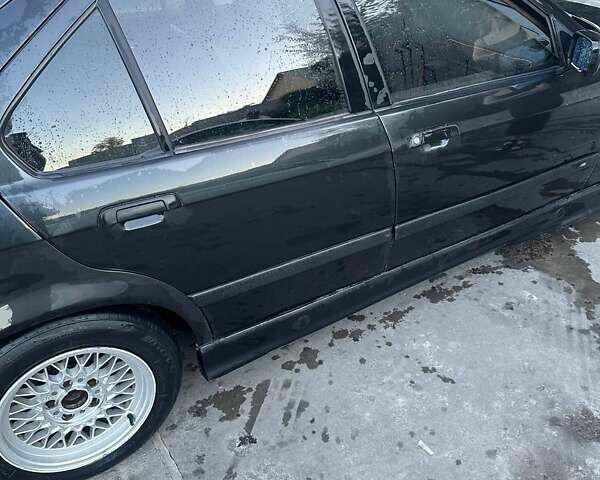 Черный БМВ 3 Серия, объемом двигателя 1.8 л и пробегом 456 тыс. км за 2500 $, фото 8 на Automoto.ua