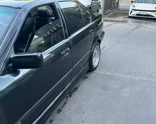 Черный БМВ 3 Серия, объемом двигателя 1.8 л и пробегом 456 тыс. км за 2500 $, фото 4 на Automoto.ua