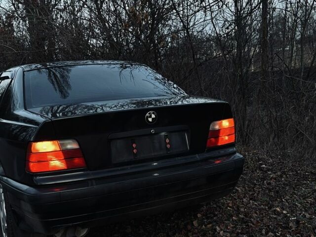 Черный БМВ 3 Серия, объемом двигателя 1.6 л и пробегом 490 тыс. км за 3300 $, фото 1 на Automoto.ua