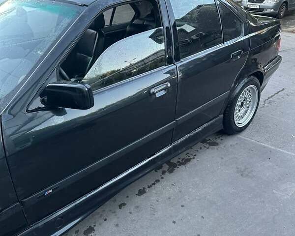 Черный БМВ 3 Серия, объемом двигателя 1.8 л и пробегом 456 тыс. км за 2500 $, фото 7 на Automoto.ua