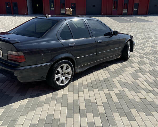 Черный БМВ 3 Серия, объемом двигателя 1.8 л и пробегом 290 тыс. км за 2990 $, фото 4 на Automoto.ua