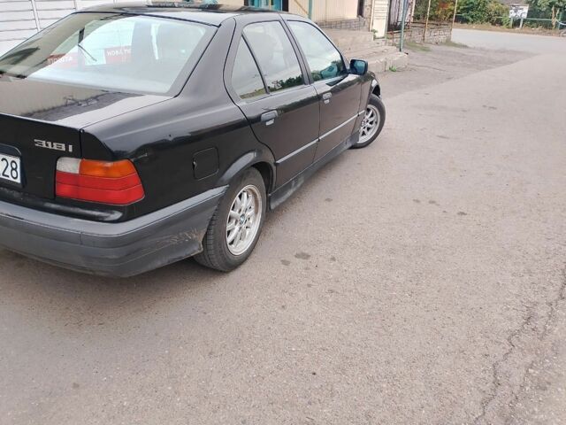 Чорний БМВ 3 Серія, об'ємом двигуна 1.8 л та пробігом 338 тис. км за 1806 $, фото 2 на Automoto.ua