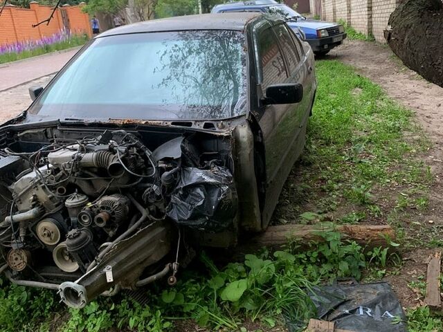 Черный БМВ 3 Серия, объемом двигателя 1.8 л и пробегом 330 тыс. км за 800 $, фото 1 на Automoto.ua