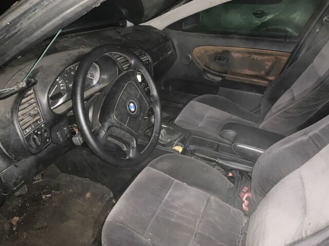 Чорний БМВ 3 Серія, об'ємом двигуна 2 л та пробігом 400 тис. км за 1050 $, фото 7 на Automoto.ua