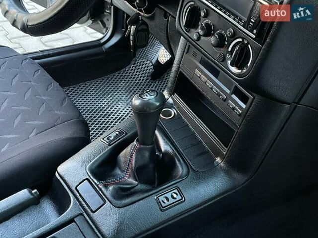 Черный БМВ 3 Серия, объемом двигателя 1.8 л и пробегом 250 тыс. км за 2850 $, фото 13 на Automoto.ua