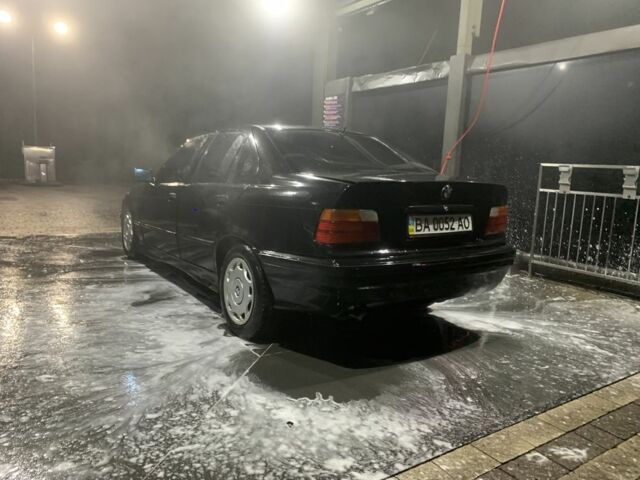 Чорний БМВ 3 Серія, об'ємом двигуна 2 л та пробігом 400 тис. км за 1050 $, фото 4 на Automoto.ua