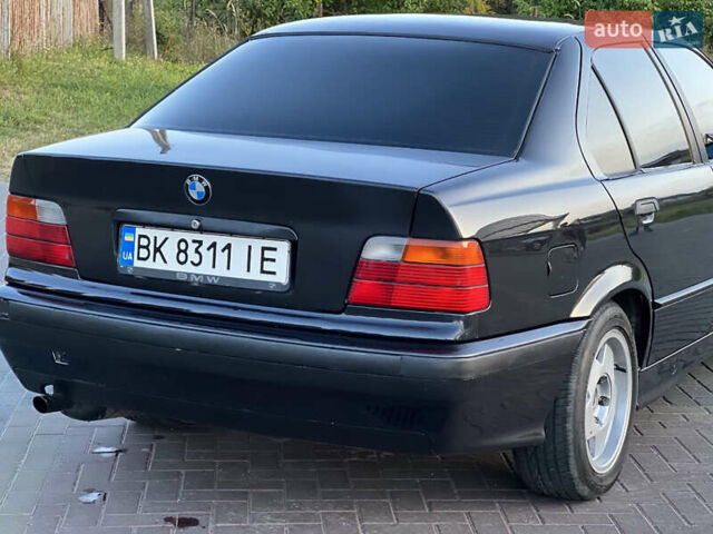 Чорний БМВ 3 Серія, об'ємом двигуна 1.8 л та пробігом 252 тис. км за 3400 $, фото 3 на Automoto.ua
