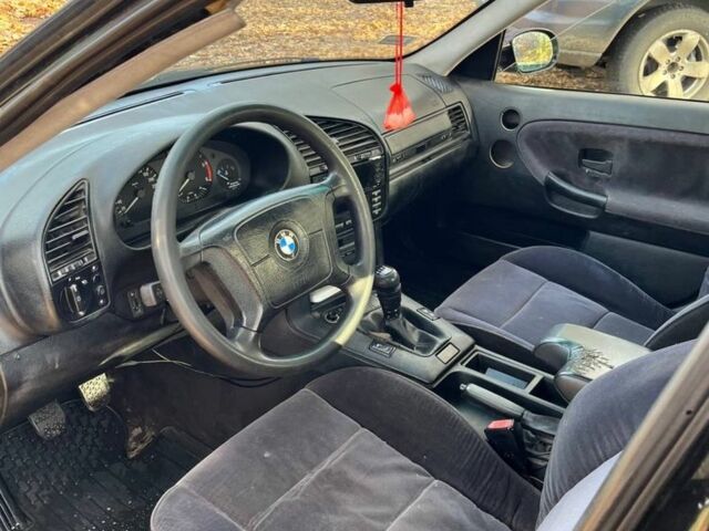 Чорний БМВ 3 Серія, об'ємом двигуна 1.8 л та пробігом 236 тис. км за 1100 $, фото 6 на Automoto.ua