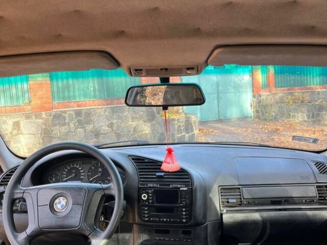 Чорний БМВ 3 Серія, об'ємом двигуна 1.8 л та пробігом 236 тис. км за 1100 $, фото 7 на Automoto.ua