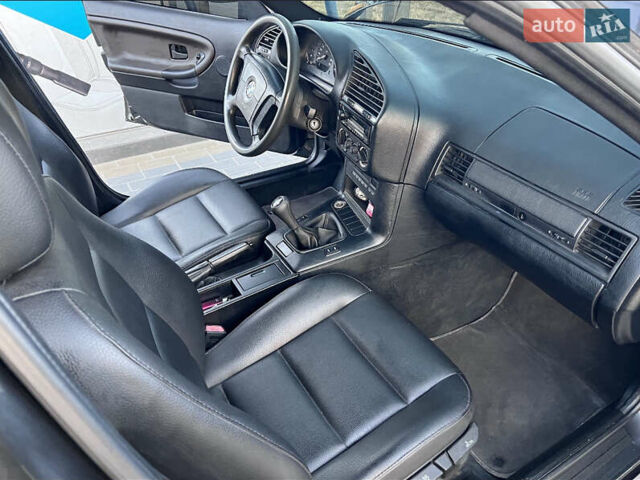 Чорний БМВ 3 Серія, об'ємом двигуна 1.8 л та пробігом 252 тис. км за 3400 $, фото 5 на Automoto.ua