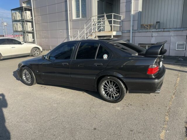 Черный БМВ 3 Серия, объемом двигателя 2 л и пробегом 300 тыс. км за 4500 $, фото 1 на Automoto.ua