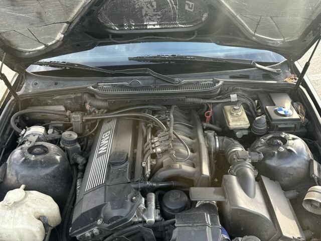 Черный БМВ 3 Серия, объемом двигателя 2.5 л и пробегом 425 тыс. км за 4700 $, фото 17 на Automoto.ua