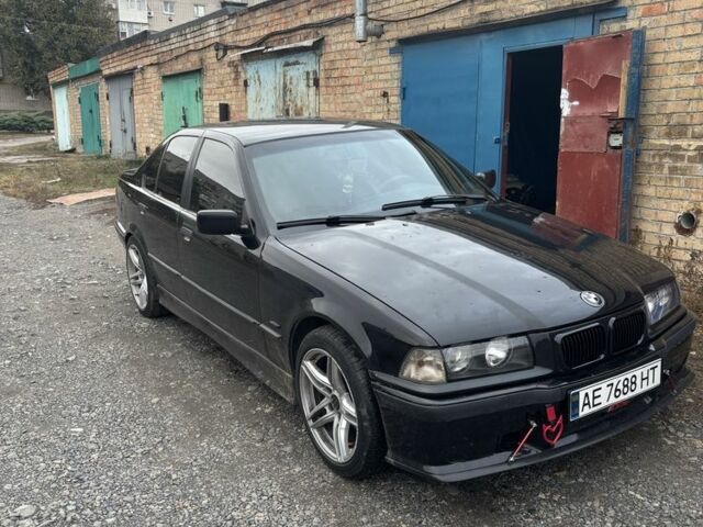 Черный БМВ 3 Серия, объемом двигателя 1.8 л и пробегом 170 тыс. км за 4000 $, фото 5 на Automoto.ua