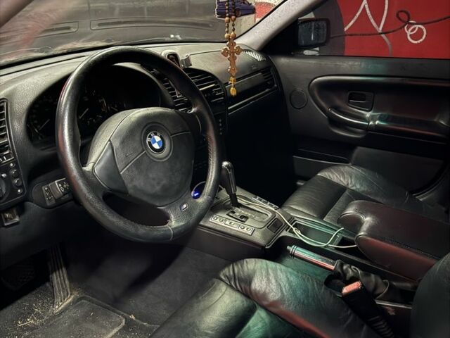 Черный БМВ 3 Серия, объемом двигателя 2 л и пробегом 240 тыс. км за 3300 $, фото 13 на Automoto.ua