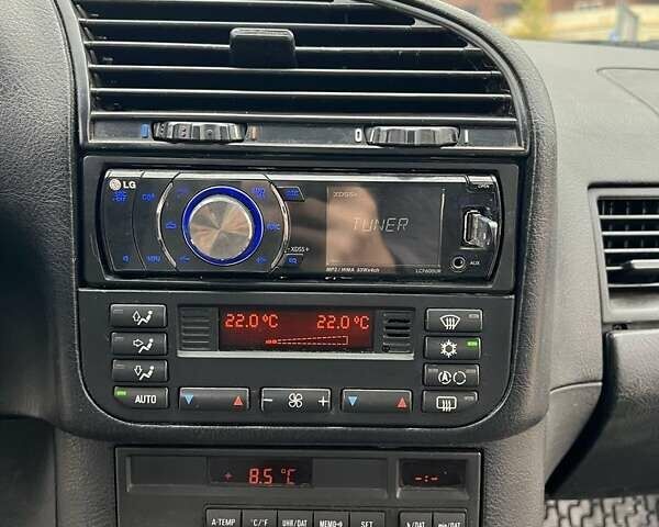 Черный БМВ 3 Серия, объемом двигателя 1.6 л и пробегом 385 тыс. км за 4000 $, фото 19 на Automoto.ua