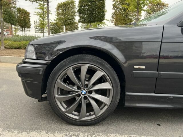 Черный БМВ 3 Серия, объемом двигателя 1.6 л и пробегом 385 тыс. км за 4000 $, фото 5 на Automoto.ua