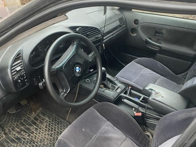 Черный БМВ 3 Серия, объемом двигателя 1.7 л и пробегом 280 тыс. км за 1300 $, фото 3 на Automoto.ua